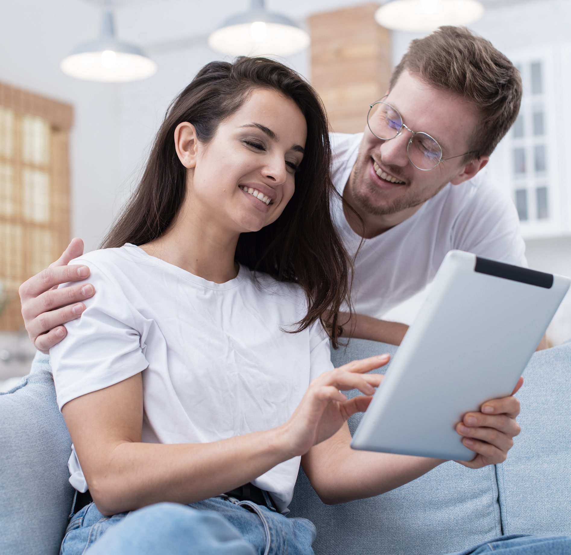 Mulher analisando documentos